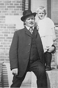 Axel Nilsson har blivit fotograferad tillsammans med sonen Göran Axel-Nilsson. Båda kom att betyda mycket för Gunnebo, som utövade en stark lockelse på museimännen.