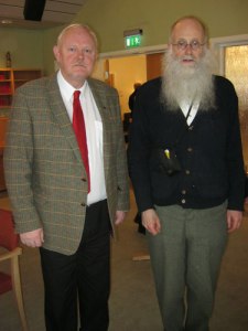 Ordföranden Johnny Hagberg (till vänster) fann sig och lät Lars Gahrn (till höger) göra ett inlägg om Gunnebo. Foto: Anna Jolfors.